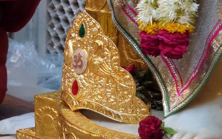 मागील काही वर्षांपासून भाविकांकडून दानात येणाऱ्या साईबाबांच्या सुवर्ण मुकुटांच्या संख्येत लक्षणीय वाढ झाली आहे.