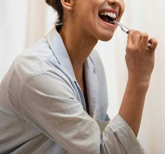 ਮੂੰਹ ਦੀ ਸਫਾਈ, ਦੰਦਾਂ ਦੀ ਦੇਖਭਾਲ ਅਤੇ ਪੌਸ਼ਟਿਕ ਆਹਾਰ ਦੀ ਘਾਟ ਦੇ ਕਾਰਨ ਦੰਦਾਂ ਜਾਂ ਗੰਮਾਂ ਤੋਂ ਖੂਨ ਆਉਣਾ ਸ਼ੁਰੂ ਹੋ ਜਾਂਦਾ ਹੈ।