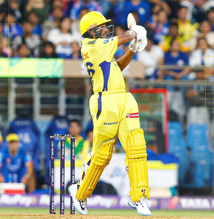 चेन्नई सुपर किंग्ज आणि मुंबई इंडियन्स यांच्यातील सामन्यात 17 वर्षीय आयुष म्हात्रेला पदार्पणाची संधी मिळाली.