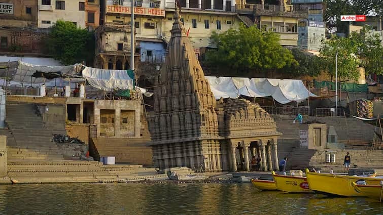 9 ડિગ્રીના એન્ગલથી પાણીમાં નમેલુ રહે છે કાશીનું આ મંદિર, રહસ્યમયગાથા જાણી નતમસ્તક થઇ જશો Know the historical story of Ratneshwar Mahadev of Varanasi 9 ડિગ્રીના એન્ગલથી પાણીમાં નમેલુ રહે છે કાશીનું આ મંદિર, રહસ્યમયગાથા જાણી નતમસ્તક થઇ જશો