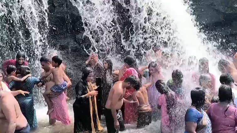 Theni news Tourists flock to the Kumbhakarai waterfall tnn கொளுத்தும் வெயிலுக்கு இதமாக ஒரு குளியல்.. கும்பக்கரை அருவியில் குவிந்த சுற்றுலா பயணிகள்
