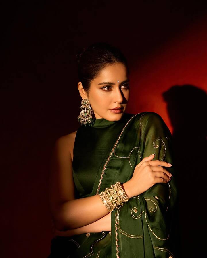 Sharing these pictures, Rashi wrote that, 'I am lost, and don't even want to meet ..!'