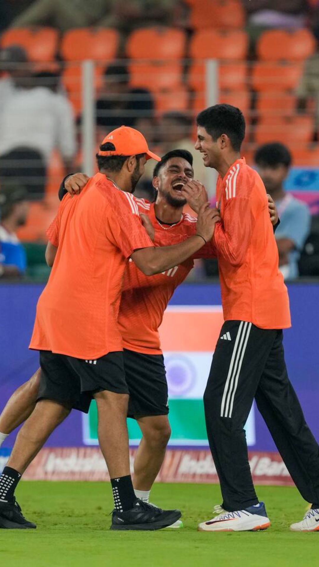 তবে আইপিএলের মাঝেই বিসিসিআইয়ের কেন্দ্রীয় চুক্তি নিয়েও চর্চা চলছে।