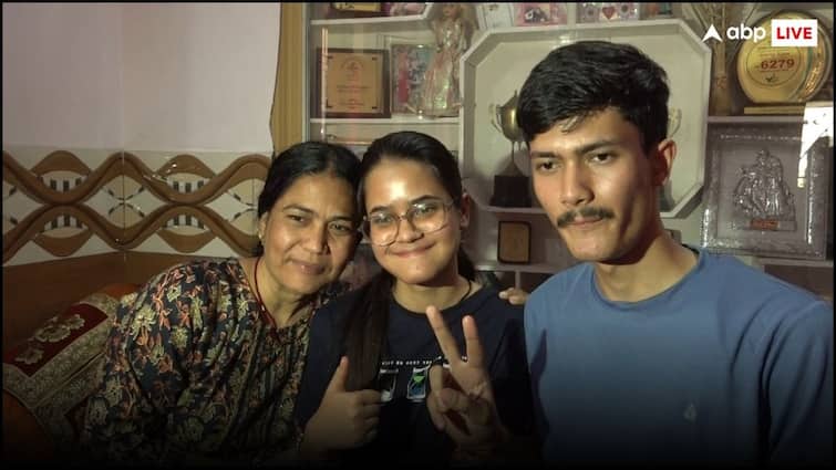 उत्तराखंड बोर्ड टॉपर अनुष्का ने जेईई मेन में भी मारी बाजी, शिक्षा मंत्री ने फोन करके कही यह बात