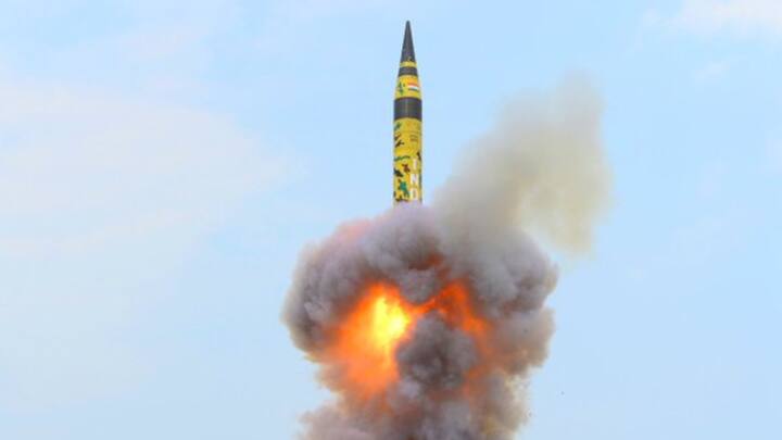 अग्नि-5, भारत की पहली इंटरकॉन्टिनेंटल रेंज बैलिस्टिक मिसाइल है. इसकी रेंज 5,000+ किमी है और यह 1.5 टन का न्यूक्लियर पेलोड ले जा सकती है. भारत के सामरिक बल कमान (SFC) के तहत यह मिसाइल भारत की परमाणु प्रतिरोध क्षमता का प्रतीक बन चुकी है.