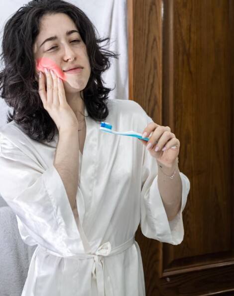 ਕਈ ਵਾਰ ਬਹੁਤ ਸਖ਼ਤ ਢੰਗ ਨਾਲ ਜਾਂ ਗਲਤ ਤਰੀਕੇ ਨਾਲ ਬ੍ਰੱਸ਼ ਕਰਨ ਨਾਲ ਵੀ ਗੰਮ ’ਤੇ ਦਬਾਅ ਪੈਂਦਾ ਹੈ, ਜਿਸ ਨਾਲ ਖੂਨ ਆ ਸਕਦਾ ਹੈ।