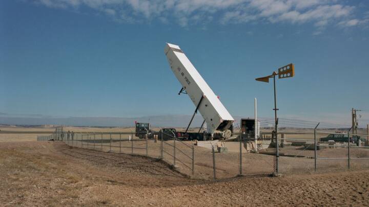 1970 के दशक से सेवा में मौजूद मिनटमैन III एक तीन-चरणीय ठोस ईंधन ICBM है. इसकी रेंज लगभग 13,000 किमी है और यह कई MIRV (Multiple Independently Targetable Reentry Vehicle) ले जा सकता है. वर्तमान में अमेरिका के 400 साइलो में यह मिसाइलें तैनात हैं.