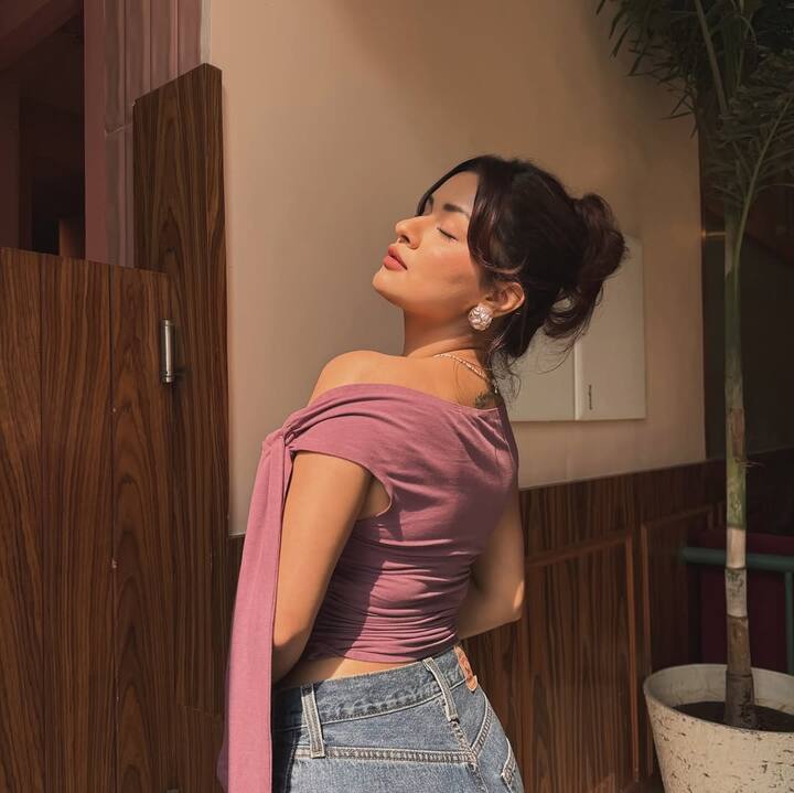 અવનીત કૌર તેના ગ્લેમરસ અંદાજ માટે જાણીતી છે. ટીવી અને બોલિવૂડ અભિનેત્રી અવનીત આ દિવસોમાં ફરી ચર્ચામાં છે. હાલમાં જ અવનીતે તેના સોશિયલ મીડિયા એકાઉન્ટ ઈન્સ્ટાગ્રામ પર કેટલીક તસવીરો શેર કરી છે. જેમાં તે ખૂબ જ હોટ લાગી રહી છે.