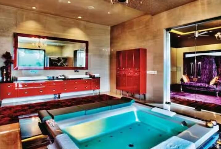 ਤੁਹਾਨੂੰ ਇਹ ਜਾਣ ਕੇ ਹੈਰਾਨੀ ਹੋਵੇਗੀ ਕਿ ਅੰਬਾਨੀ ਪਰਿਵਾਰ ਇਸ ਗਗਨਚੁੰਬੀ ਇਮਾਰਤ ਦੀ 27ਵੀਂ ਮੰਜ਼ਿਲ 'ਚ ਰਹਿੰਦਾ ਹੈ। ਇਸਦਾ ਕਾਰਨ ਕੋਈ ਸਟੇਟਸ ਸਿੰਬਲ ਨਹੀਂ, ਸਗੋਂ ਕੁਦਰਤੀ ਰੌਸ਼ਨੀ ਅਤੇ ਤਾਜ਼ੀ ਹਵਾ ਹੈ।