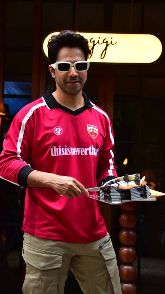 हैप्पी बर्थडे: वरुण धवन ने स्टाइल में काटा केक, देखें तस्वीरें