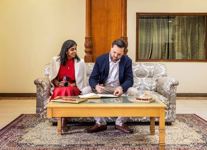 મંદિરના પૂજારીએ જેડી વેન્સ અને તેમના પરિવારનું પરંપરાગત રીતે સ્વાગત કર્યું હતું અને તેમને દર્શન કરાવ્યા હતા. મંદિર વહીવટીતંત્ર દ્વારા તેમને ભેટ સ્વરૂપે એક કોતરવામાં આવેલ લાકડાનો હાથી, દિલ્હી અક્ષરધામ મંદિરનું એક મોડેલ અને બાળકો માટે પુસ્તકો અર્પણ કરવામાં આવ્યા હતા.