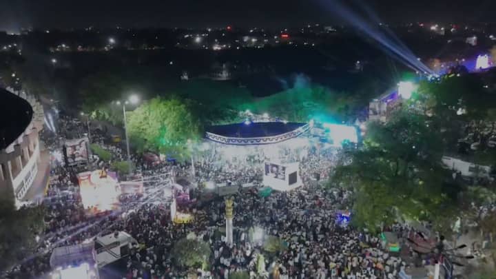 या मिरवणुकीत डॉ. बाबासाहेब आंबेडकर यांचे अनुयायी मोठ्या संख्येने समील झाले होते.