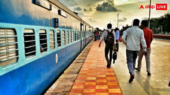 अगर इसका उल्लंघन कोई यात्री करता है तो उस पर जुर्माना लग सकता है. रेलवे के नियम के अनुसार साइड लोअर बर्थ पर सफर करने वाले यात्री को साइड अपर के यात्री को दिन के समय नीचे बैठने की जगह देनी होगी.