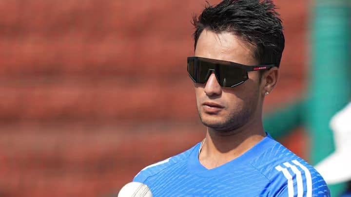 अभिषेक शर्माने देखील गेल्या काही सामन्यात टीम इंडियासाठी चांगली कामगिरी केली आहे. अभिषेक शर्माने केवळ आयपीएलमध्येच नाही तर आंतरराष्ट्रीय क्रिकेटमध्येही त्याने त्याच्या आक्रमक फलंदाजीने प्रभावित केले आहे. अभिषेक शर्माने भारतासाठी 17 टी-20 सामन्यांमध्ये 535 धावा केल्या आहेत, ज्यात 2 शतकांचा समावेश आहे. अभिषेकचाही सी ग्रेडमध्ये समावेश आहे, त्याला बीसीसीआयच्या केंद्रीय करारामधून 1 कोटी रुपये मिळतील.