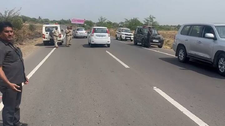 आई-वडिलांची कार पाहताच खासदार सुळे गाडीतून उतरत शरद पवारांजवळ गेल्या, आई वडिलांची विचारपूस केली, तसेच त्यांच्या दौऱ्याचा आढावा घेतला.