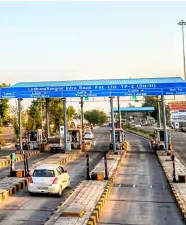 ਅਤੇ ਭੁਗਤਾਨ ਨਾ ਕਰਨ 'ਤੇ FASTag ਨੂੰ ਮੁਅੱਤਲ ਕਰਨ ਦੇ ਨਾਲ-ਨਾਲ ਵਾਹਨ ਨਾਲ ਸਬੰਧਤ ਹੋਰ ਜੁਰਮਾਨੇ ਵੀ ਹੋ ਸਕਦੇ ਹਨ। ਮੰਤਰਾਲੇ ਨੇ ਦੁਹਰਾਇਆ ਕਿ ਸੈਟੇਲਾਈਟ-ਅਧਾਰਤ ਟੋਲ ਸਿਸਟਮ ਫਿਲਹਾਲ ਸਿਰਫ਼ ਚੋਣਵੇਂ ਟੋਲ ਪਲਾਜ਼ਿਆਂ 'ਤੇ ਹੀ ਸ਼ੁਰੂ ਕੀਤਾ ਜਾ ਰਿਹਾ ਹੈ। ਇਸਨੂੰ ਦੇਸ਼ ਭਰ ਵਿੱਚ ਲਾਗੂ ਨਹੀਂ ਕੀਤਾ ਜਾ ਰਿਹਾ ਹੈ। ਦੱਸ ਦੇਈਏ ਕਿ ਦੇਸ਼ ਵਿੱਚ ਫਾਸਟੈਗ (ਇਲੈਕਟ੍ਰਾਨਿਕ ਟੋਲ ਕਲੈਕਸ਼ਨ) ਦੀ ਸ਼ੁਰੂਆਤ ਸਾਲ 2016 ਵਿੱਚ ਹੋਈ ਸੀ, ਜਿਸ ਕਾਰਨ ਲੋਕ ਬਿਨਾਂ ਰੁਕੇ ਟੋਲ ਪਲਾਜ਼ਿਆਂ ਤੋਂ ਲੰਘ ਜਾਂਦੇ ਹਨ। ਫਾਸਟੈਗ ਦਾ ਉਦੇਸ਼ ਲੋਕਾਂ ਦਾ ਸਮਾਂ ਬਚਾਉਣਾ ਸੀ।