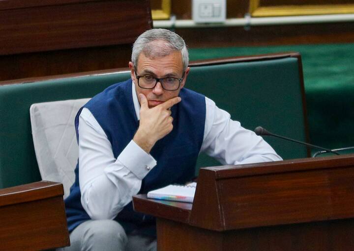 बीजेपी सांसद निशिकांत दुबे के बयान पर लगातार प्रतिक्रियाएं सामने आ रही हैं. इस बीच जम्मू कश्मीर के सीएम उमर अब्दुल्ला का भी बयान सामने आया है.