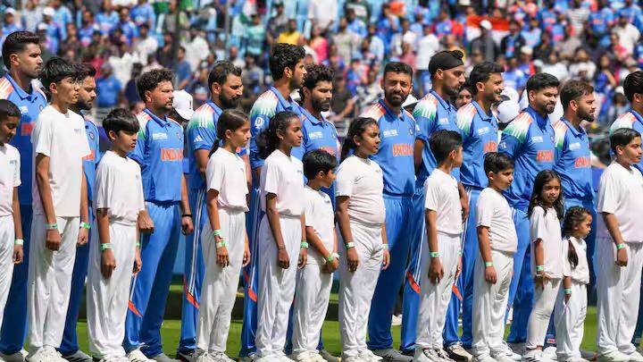 बीसीसीआयने 2024-25 हंगामासाठी (1 ऑक्टोबर 2024 ते 30 सप्टेंबर 2025) वार्षिक करार जाहीर केला आहे. विराट कोहली, रोहित शर्मा, रवींद्र जडेजा आणि जसप्रीत बुमराह यांचा ग्रेड ए मध्ये समावेश करण्यात आला आहे. बोर्डाने एकूण 4 श्रेणींमध्ये 34 खेळाडूंचा समावेश केला आहे.