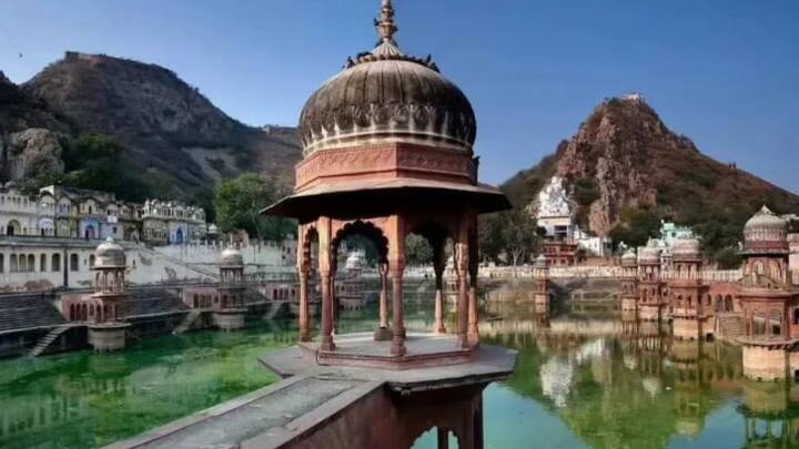 तो वहीं ऐसा माना जाता है कि इस किले के अंदर धन के देवता कुबेर का खजाना भी छुपा हुआ है. हालांकि इस किले में कुछ समय मुगल शासक बाबर और जहांगीर ने भी बिताया था.