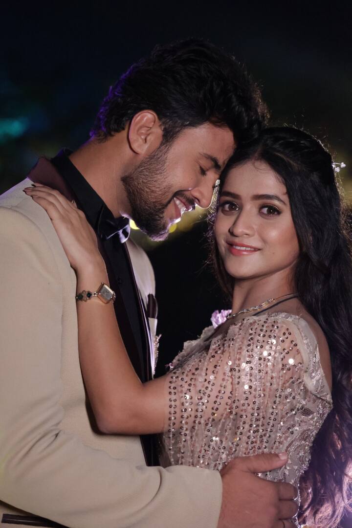 अखेर तो क्षण येतो. भावना आणि उत्साहाने भरलेल्या सुंदर सजवलेल्या वातावरणात, आदित्य त्याच्या मनातली गोष्ट पारुल सांगणार आहे.