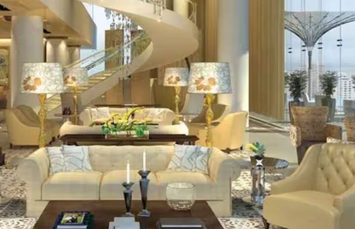 ਅਦਾਕਾਰਾ ਨੇ ਦੱਸਿਆ ਕਿ ਜਦੋਂ ਉਹ 50 ਮਾਡਲਾਂ ਨਾਲ ਡਿਜ਼ਾਈਨਰ ਅਬੂ ਜਾਨੀ ਅਤੇ ਸੰਦੀਪ ਖੋਸਲਾ ਲਈ ਸ਼ੂਟਿੰਗ ਕਰ ਰਹੀ ਸੀ। ਉਹ ਉਸ ਵੇਲੇ ਐਂਟੀਲੀਆ ਗਈ ਸੀ।