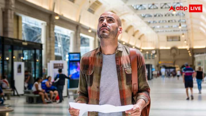 ज्वलनशील और विस्फोटक सामग्री- जैसे पेट्रोल, डीजल, माचिस, पटाखे, गैस सिलेंडर, स्प्रे, आदि. ये विमान सुरक्षा के लिए बड़ा खतरा माने जाते हैं और Aviation Security Act के तहत कार्रवाई होती है.