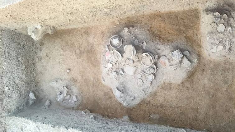 Gold ornaments and pottery found in excavations at Kodumbalur in Pudukkottai district tnn புதுக்கோட்டை: கொடும்பாளூர் அகழாய்வில் கிடைத்த தங்க அணிகலன், பானை ஓடுகள்