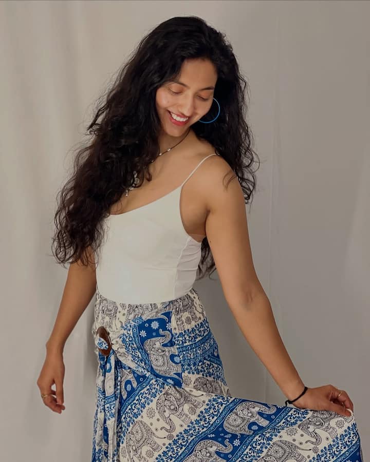 She also keeps sharing photos of her photoshoot. Everyone likes their simple look. Fragrances do not even make makeup.