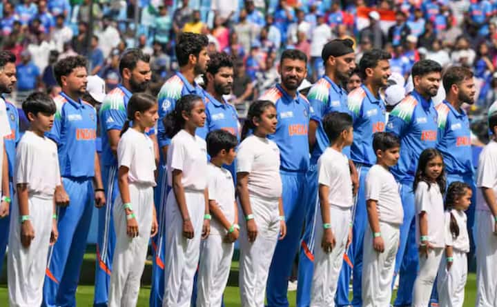 ਬੀਸੀਸੀਆਈ ਨੇ 2024-25 ਸੀਜ਼ਨ (1 ਅਕਤੂਬਰ, 2024 ਤੋਂ 30 ਸਤੰਬਰ, 2025) ਲਈ ਸੈਂਟਰਲ ਕਾਨਟਰੈਕਟ ਲਿਸਟ ਦਾ ਐਲਾਨ ਕਰ ਦਿੱਤਾ ਹੈ। ਵਿਰਾਟ ਕੋਹਲੀ, ਰੋਹਿਤ ਸ਼ਰਮਾ, ਰਵਿੰਦਰ ਜਡੇਜਾ ਅਤੇ ਜਸਪ੍ਰੀਤ ਬੁਮਰਾਹ ਨੂੰ ਗ੍ਰੇਡ A ਵਿੱਚ ਸ਼ਾਮਲ ਕੀਤਾ ਗਿਆ ਹੈ। ਬੋਰਡ ਨੇ ਕੁੱਲ 4 ਸ਼੍ਰੇਣੀਆਂ ਵਿੱਚ 34 ਖਿਡਾਰੀਆਂ ਨੂੰ ਸ਼ਾਮਲ ਕੀਤਾ ਹੈ।