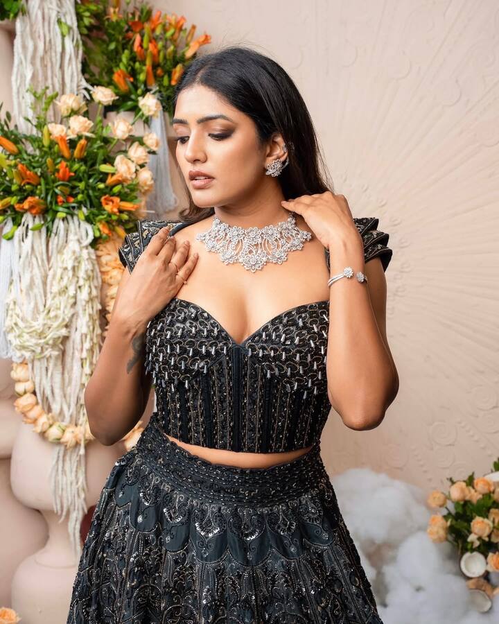 ફેન્સ તેના આ શાનદાર એથનિક લૂકના વખાણ કરી રહ્યા છે. ઈશા રબ્બા પોતાના સિમ્પલ સાડી લૂકને લઈ પણ સતત ચર્ચામાં રહે છે