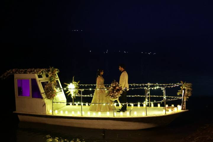 ते तिला इशारा देतात की, तिच्याच कुटुंबातील कोणीतरी तिला इजा करण्याचा कट रचत आहे. ही भविष्यवाणी नव्यानं फुललेल्या प्रेमावर सावली टाकते.