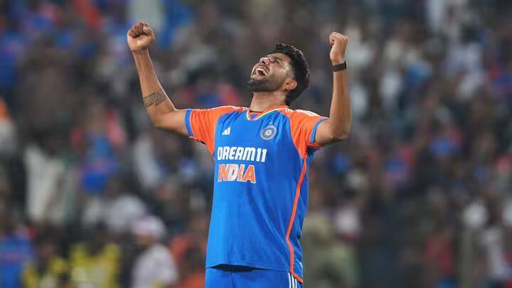 वेगवान गोलंदाज हर्षित राणाला पहिल्यांदाच बीसीसीआयच्या केंद्रीय करार यादीत स्थान मिळाले आहे. त्याचा समावेश सी ग्रेडमध्ये आहे. त्याने चॅम्पियन्स ट्रॉफीमध्ये चांगली कामगिरी केली होती. हर्षितने भारतासाठी 2 कसोटी, 5 एकदिवसीय आणि 1 टी-20 सामना खेळला आहे. या करारातून हर्षित राणाला 1 कोटी रुपये मिळतील.