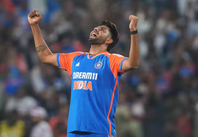 ਹਰਸ਼ਿਤ ਰਾਣਾ- ਤੇਜ਼ ਗੇਂਦਬਾਜ਼ ਹਰਸ਼ਿਤ ਰਾਣਾ ਨੂੰ ਪਹਿਲੀ ਵਾਰ ਬੀਸੀਸੀਆਈ ਦੀ ਸੈਂਟਰਲ ਕਾਨਟ੍ਰੈਕਟ ਲਿਸਟ ਵਿੱਚ ਜਗ੍ਹਾ ਮਿਲੀ ਹੈ। ਉਨ੍ਹਾਂ ਨੂੰ ਸੀ ਗ੍ਰੇਡ ਵਿੱਚ ਸ਼ਾਮਲ ਕੀਤਾ ਗਿਆ ਹੈ। ਉਨ੍ਹਾਂ ਨੇ ਚੈਂਪੀਅਨਜ਼ ਟਰਾਫੀ ਵਿੱਚ ਕਾਫੀ ਪ੍ਰਭਾਵਿਤ ਕੀਤਾ ਸੀ। ਹਰਸ਼ਿਤ ਨੇ ਬੰਗਲਾਦੇਸ਼ ਖ਼ਿਲਾਫ਼ 7.4 ਓਵਰਾਂ ਦੇ ਸਪੇਲ ਵਿੱਚ 31 ਦੌੜਾਂ ਦੇ ਕੇ 3 ਵਿਕਟਾਂ ਲਈਆਂ। ਹਰਸ਼ਿਤ ਨੇ ਭਾਰਤ ਲਈ 2 ਟੈਸਟ, 5 ਵਨਡੇ ਅਤੇ 1 ਟੀ-20 ਮੈਚ ਖੇਡਿਆ ਹੈ। ਇਸ ਇਕਰਾਰਨਾਮੇ ਤੋਂ ਉਨ੍ਹਾਂ ਨੂੰ ਪ੍ਰਤੀ ਸਾਲ 1 ਕਰੋੜ ਰੁਪਏ ਮਿਲਣਗੇ।