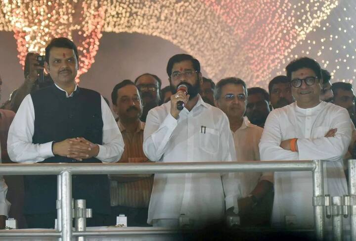 देवेंद्र फडणवीस अनेकवेळा राज ठाकरेंच्या भेटीसाठी शिवतीर्थावर गेले. तसेच एकनाथ शिंदेंनीही राज ठाकरेंनी अनेकवेळा भेट घेतली.