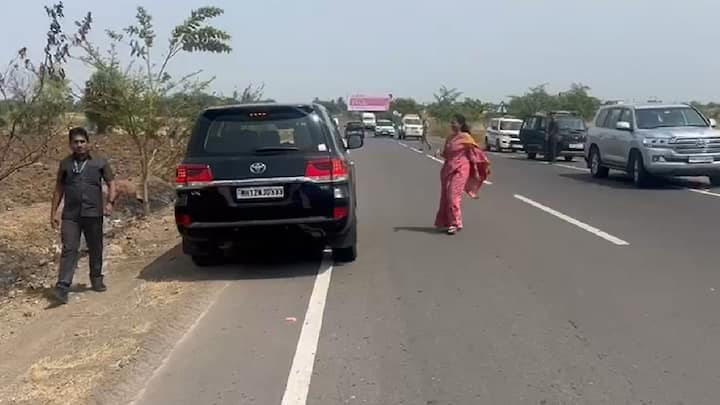 लोकसभा मतदार संघातील आपला इंदापूर दौरा आटोपून पुरंदरकडे निघालेल्या खासदार सुप्रिया सुळे यांची आज मोरगावजवळ अचानक वडिल आणि आईसोबत भेट झाली.