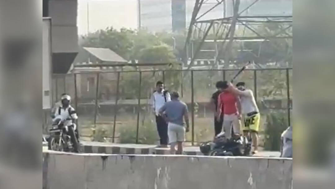 Gurugram Biker Assaulted By Men With Baseball Bat On Highway, Video Surfaces—On Cam Gurugram Biker Assaulted By Men With Baseball Bat On Highway, Video Surfaces—On Cam Gurugram Biker Assaulted By Men With Baseball Bat On Highway, Video Surfaces—On Cam