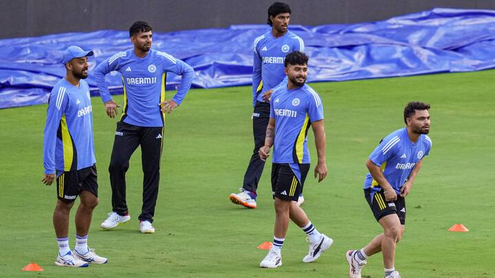 इन प्लेयर्स में 5 प्लेयर्स ऐसे भी हैं, जिन्हे पहली बार बीसीसीआई ने सेंट्रल कॉन्ट्रैक्ट लिस्ट में शामिल किया है. चलिए आपको बताते हैं वो प्लेयर्स कौन हैं, उनका रिकॉर्ड कैसा है और उन्हें बीसीसीआई कॉन्ट्रैक्ट के तहत कितनी सैलरी मिलेगी.