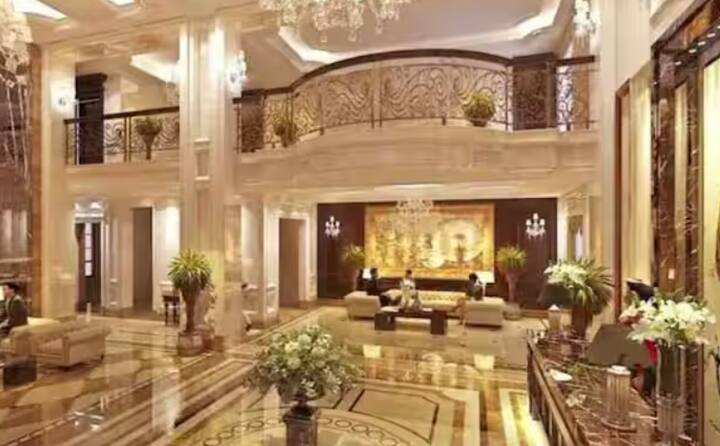 ਐਂਟੀਲੀਆ ਦੀ 27ਵੀਂ ਮੰਜ਼ਿਲ ਤੋਂ, ਉਨ੍ਹਾਂ ਨੂੰ ਅਰਬ ਸਾਗਰ ਦਾ ਸ਼ਾਨਦਾਰ ਨਜ਼ਾਰਾ ਦੇਖਣ ਨੂੰ ਮਿਲਦਾ ਹੈ ਅਤੇ ਮੁੰਬਈ ਦੀ ਨਮੀ ਅਤੇ ਪ੍ਰਦੂਸ਼ਣ ਤੋਂ ਰਾਹਤ ਮਿਲਦੀ ਹੈ।