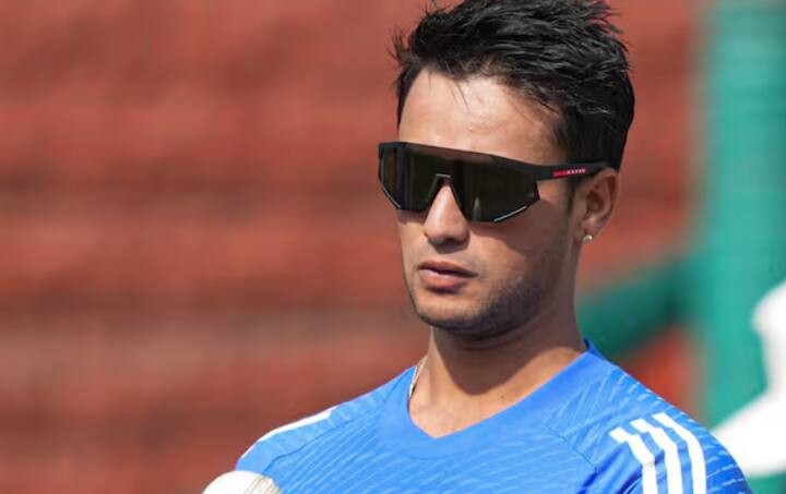 ਅਭਿਸ਼ੇਕ ਸ਼ਰਮਾ ਨੇ ਪਿਛਲੇ ਕੁਝ ਸਮੇਂ ਵਿੱਚ ਆਪਣੀ ਬੱਲੇਬਾਜ਼ੀ ਵਿੱਚ ਬਹੁਤ ਸੁਧਾਰ ਕੀਤਾ ਹੈ, ਨਾ ਸਿਰਫ਼ ਆਈਪੀਐਲ ਵਿੱਚ ਸਗੋਂ ਅੰਤਰਰਾਸ਼ਟਰੀ ਕ੍ਰਿਕਟ ਵਿੱਚ ਵੀ, ਉਨ੍ਹਾਂ ਨੇ ਆਪਣੀ ਹਮਲਾਵਰ ਬੱਲੇਬਾਜ਼ੀ ਨਾਲ ਪ੍ਰਭਾਵਿਤ ਕੀਤਾ ਹੈ। ਉਨ੍ਹਾਂ ਨੇ ਭਾਰਤ ਲਈ 17 ਟੀ-20 ਮੈਚਾਂ ਵਿੱਚ 535 ਦੌੜਾਂ ਬਣਾਈਆਂ ਹਨ, ਜਿਸ ਵਿੱਚ 2 ਸੈਂਕੜੇ ਸ਼ਾਮਲ ਹਨ। ਅਭਿਸ਼ੇਕ ਨੂੰ ਵੀ C ਗ੍ਰੇਡ ਵਿੱਚ ਸ਼ਾਮਲ ਕੀਤਾ ਗਿਆ ਹੈ, ਉਨ੍ਹਾਂ ਨੂੰ 1 ਕਰੋੜ ਰੁਪਏ ਸਾਲਾਨਾ ਤਨਖਾਹ ਵੀ ਮਿਲੇਗੀ।