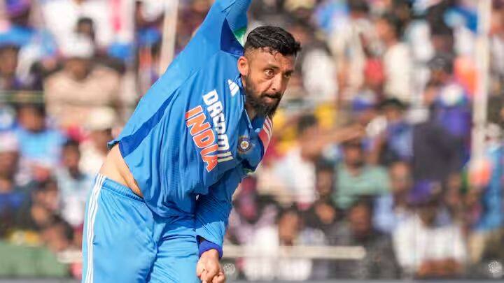 चॅम्पियन्स ट्रॉफीमध्ये भारताच्या विजयात वरुण चक्रवर्तीने महत्त्वाची भूमिका बजावली, त्याने 3 सामन्यात 9 विकेट्स घेतल्या. वरुण चक्रवर्ती या स्पर्धेत दुसऱ्या क्रमांकाचा सर्वाधिक विकेट घेणारा गोलंदाज होता आणि त्याला केंद्रीय करार मिळणे निश्चित मानले जात होते. वरुण चक्रवर्तीला सी ग्रेडमध्ये स्थान मिळालं आहे. त्याला बीसीसीआयच्या केंद्रीय करारामधून 1 कोटी रुपये मिळतील.