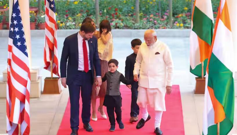 us-vice-president-jd-vance-india-visit-meet-pm-modi-with-family-tariff-war-donald-trump PM ਮੋਦੀ ਨੇ ਅਮਰੀਕੀ ਉਪ ਰਾਸ਼ਟਰਪਤੀ ਜੇਡੀ ਵੇਂਸ ਨਾਲ ਕੀਤੀ ਮੁਲਾਕਾਤ, ਪ੍ਰਧਾਨ ਮੰਤਰੀ ਆਵਾਸ ‘ਤੇ ਹੋਇਆ ਨਿੱਘਾ ਸਵਾਗਤ, ਦੇਖੋ ਤਸਵੀਰਾਂ