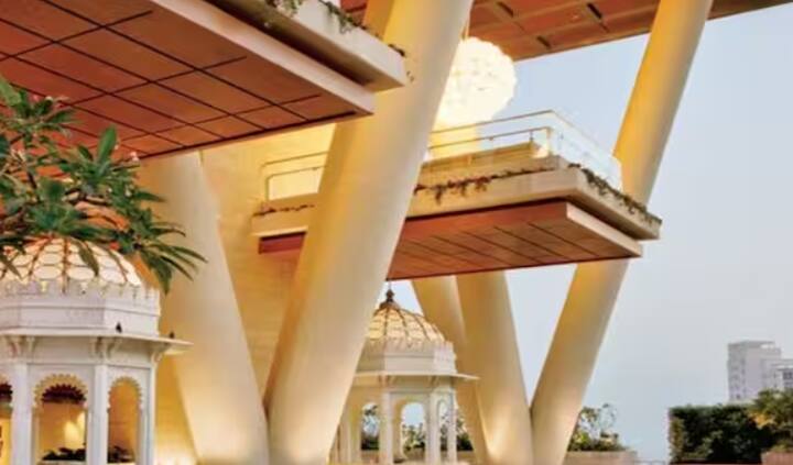 ਇਹੀ ਕਾਰਨ ਹੈ ਕਿ ਅੰਬਾਨੀ ਪਰਿਵਾਰ ਨੇ ਇੱਕ ਸੈਂਟਰੀਲਾਈਜ਼ਡ ਕੂਲਿੰਗ ਸਿਸਟਮ ਦੀ ਵਰਤੋਂ ਕੀਤੀ ਹੈ, ਜੋ ਮਨੁੱਖਾਂ ਦੀ ਬਜਾਏ ਮਾਰਬਲ, ਇੰਟੀਰੀਅਰਸ ਅਤੇ ਫੁੱਲਾਂ ਦੇ ਅਨੁਸਾਰ ਤਾਪਮਾਨ ਨੂੰ ਕੰਟਰੋਲ ਕਰਦਾ ਹੈ।