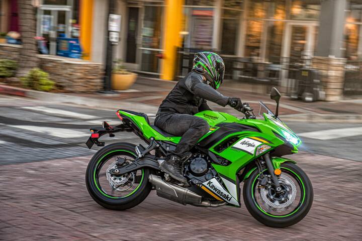 નવા Kawasaki Ninja ૬૫૦ના સ્પેસિફિકેશન વિશે વાત કરીએ તો તેના ટેક્નિકલ ફીચર્સ અગાઉના મોડેલ જેવા જ રાખવામાં આવ્યા છે. તે ૬૪૯ સીસી સમાંતર-ટ્વીન, લિક્વિડ-કૂલ્ડ એન્જિનથી સજ્જ છે. આ એન્જિન ૮૦૦૦ rpm પર ૬૭ bhpનો પાવર અને ૬૭૦૦ rpm પર ૬૪ Nmનો પીક ટોર્ક જનરેટ કરે છે.