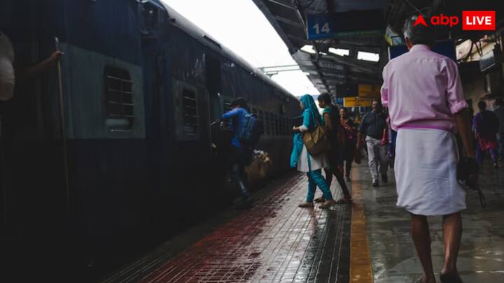 जैसा कि बताया जा चुका है कि रात 10 बजे से लेकर सुबह 6 बजे तक ही लोअर और मिडिल बर्थ के यात्रियों को बिस्तर लगाकर सोने की इजाजत होती है.