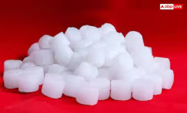 ਕਪੂਰ ਜਲਾਓ - ਕਪੂਰ ਦੀ ਵਰਤੋਂ ਕਰਕੇ ਮੱਛਰਾਂ ਨੂੰ ਤੁਰੰਤ ਭਜਾਇਆ ਜਾ ਸਕਦਾ ਹੈ। ਇਸ ਦੇ ਲਈ, ਇੱਕ ਕਟੋਰੀ ਵਿੱਚ ਕਪੂਰ ਰੱਖੋ ਅਤੇ ਕੁਝ ਦੇਰ ਲਈ ਕਮਰੇ ਨੂੰ ਬੰਦ ਕਰ ਦਿਓ। ਇਹ ਮੱਛਰਾਂ ਨੂੰ ਭਜਾਉਣ ਵਿੱਚ ਬਹੁਤ ਪ੍ਰਭਾਵਸ਼ਾਲੀ ਹੈ।