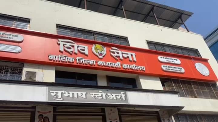 शिवसेना ठाकरे गटाचे शहर उपप्रमुख बाळा दराडे यांनी हे फलक लावले आहेत.