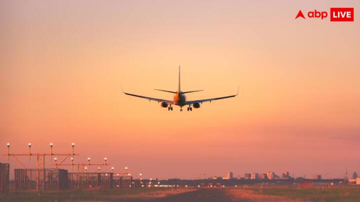 ड्रग्स या नशीले पदार्थ- गांजा, चरस, अफीम, कोकीन, MDMA जैसे मादक पदार्थ ले जाना गैरकानूनी है. NDPS एक्ट के तहत पकड़ते ही लंबी जेल की संभावनाएं बनती हैं.