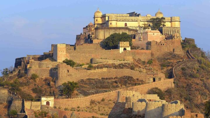 कुंवारा का मतलब होता है अविवाहित और कुंवारा किले को कभी कोई जीत कर अपना नहीं बना सका, जिस कारण के चलते इसका नाम कुंवारा किला रखा गया था. तो वहीं इस किले को साल 1550 में हसन खान मेवाती ने बनवाया था.