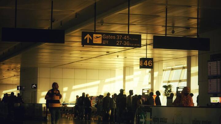 इन लोगों को तीन कैटेगरी में बांटा गया है. पहली कैटेगरी में जो प्रमुख शख्सियत होती हैं, उनके साथ एस्कॉर्ट व्हीकल को भी एयर साइट तक बिना सुरक्षा जांच के भेजा जाता है.