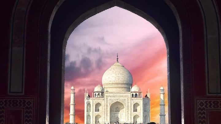 ताजमहल जितना दिखने में भव्य है, उसकी तैयारी भी उतनी भव्य तरीके से की गई थी. उस दौर में हजारों मजदूरों के अलावा हजारों हाथी भी सामान ढोने के लिए आए थे.